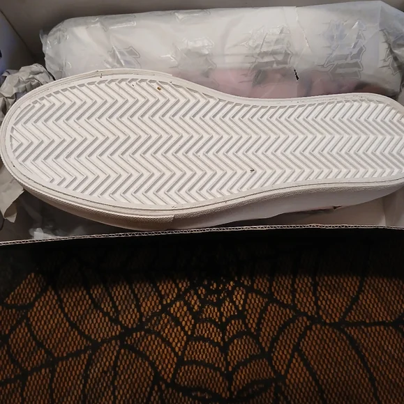 YRU Chill Bat Sneakers baby pink size 8 and 9 - Picture 2 of 4